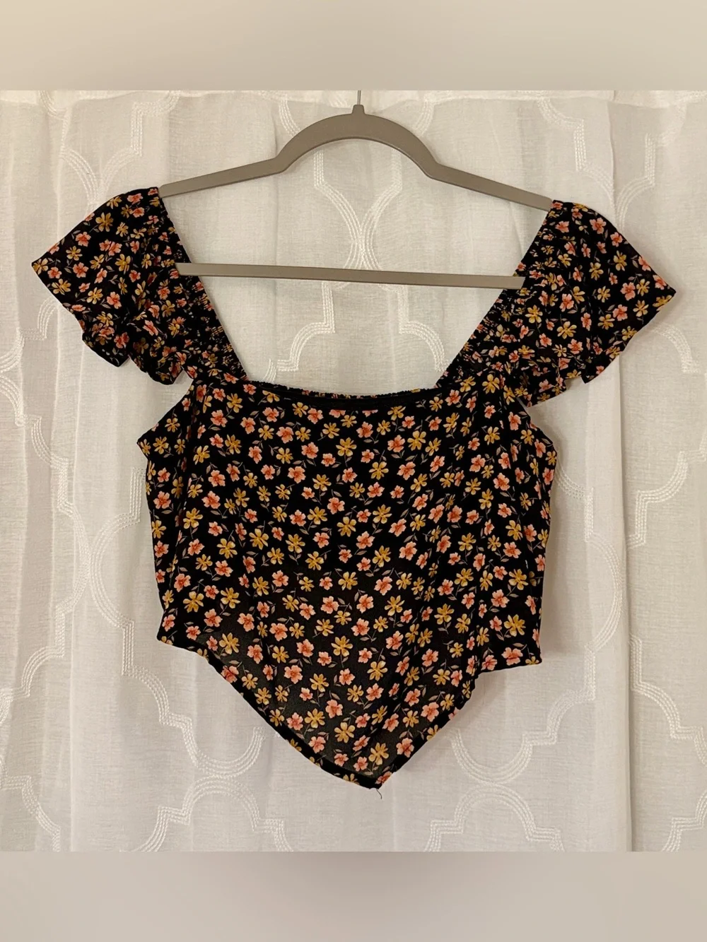Sadie & Sage Black Ditsy Floral Handkerchief Crop Top | Medium
